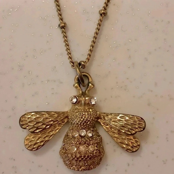 Gold necklace with bee  pendant - Picture 2 of 2